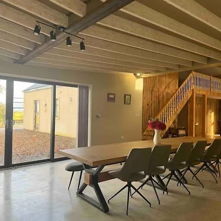 Moig - 7 Bedroom - 13 Bed - Sleeps 20 Barn Conversion Limerick Junction