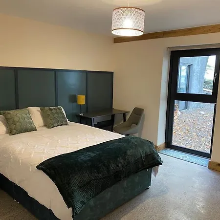 Moig - 8 Double Bedroom Barn Conversion *