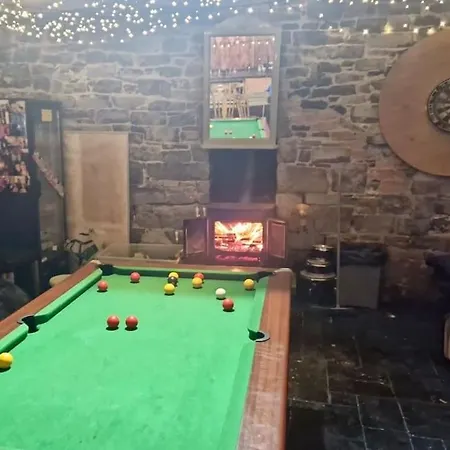 Moig - 7 Bedroom - 13 Bed - Sleeps 20 Barn Conversion بيت للعطل