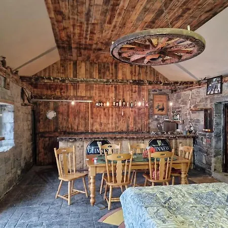 Moig - 8 Double Bedroom Barn Conversion Hébergement de vacances Limerick Junction
