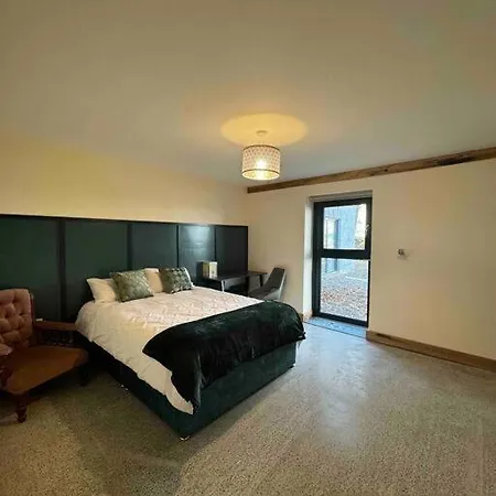 Moig - 8 Double Bedroom Barn Conversion