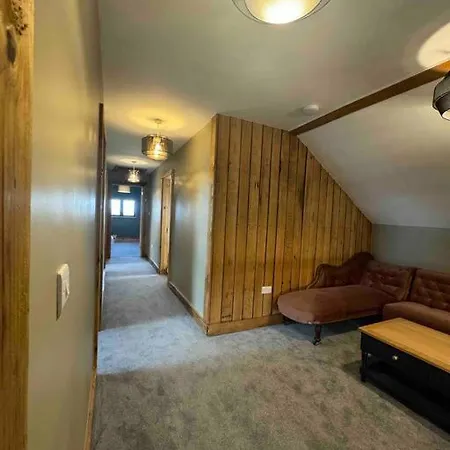 بيت للعطل Moig - 7 Bedroom - 13 Bed - Sleeps 20 Barn Conversion *