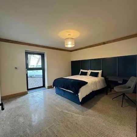 Moig - 7 Bedroom - 13 Bed - Sleeps 20 Barn Conversion Limerick Junction