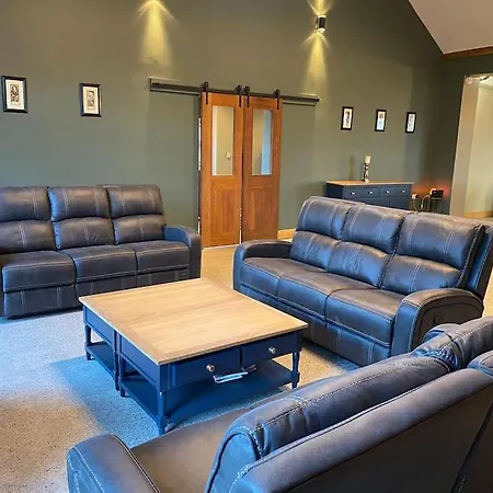 بيت للعطل Moig - 7 Bedroom - 13 Bed - Sleeps 20 Barn Conversion Limerick Junction