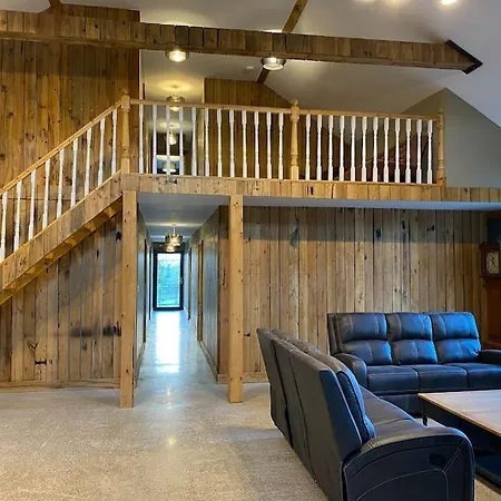 Moig - 7 Bedroom - 13 Bed - Sleeps 20 Barn Conversion * Limerick Junction