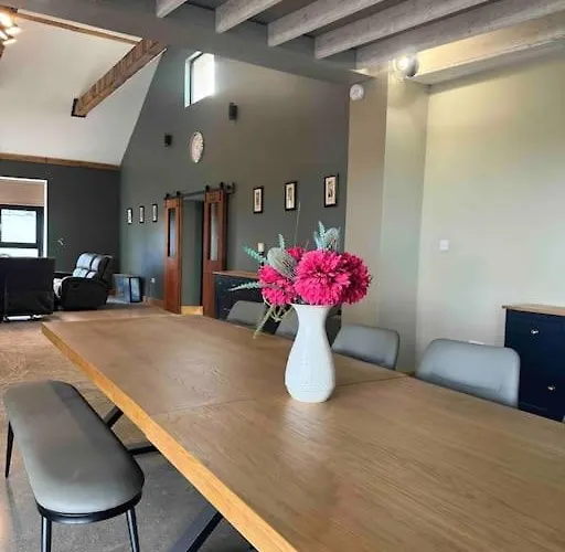 Moig - 7 Bedroom - 13 Bed - Sleeps 20 Barn Conversion Limerick Junction