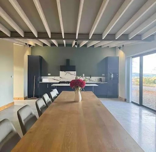 Moig - 7 Bedroom - 13 Bed - Sleeps 20 Barn Conversion