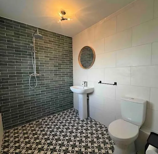 Moig - 7 Bedroom - 13 Bed - Sleeps 20 Barn Conversion Дом отдыха Лимерик